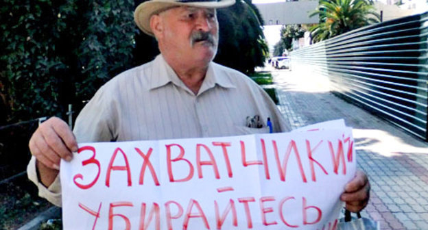 Eugeny Zakharov holds solo picket against felling greenery, Sochi, October 8, 2012. Photo by Svetlana Kravchenko for the "Caucasian Knot"