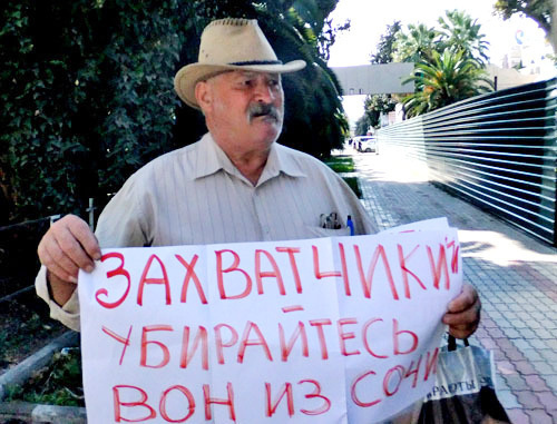 Eugeny Zakharov holds solo picket against felling greenery, Sochi, October 8, 2012. Photo by Svetlana Kravchenko for the "Caucasian Knot"