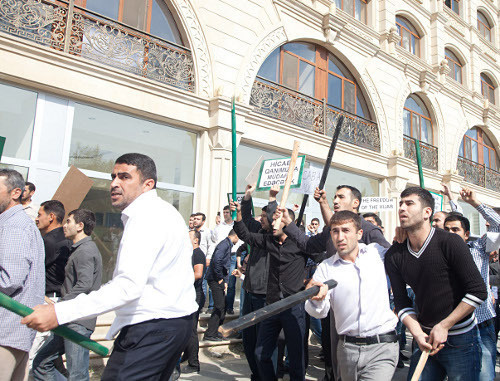 Believers-protesters armed with sticks confront policemen opposite the Ministry of Education of Azerbaijan. Baku, October 5, 2012, Photo by Aziz Karimov for the "Caucasian Knot"