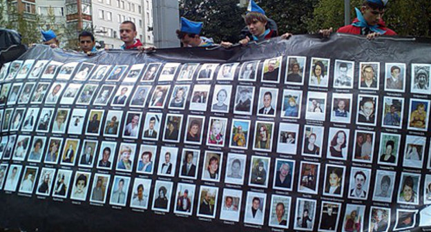 Activists of the Movement "Kind Children of the World" hold a poster with the names of all the casualties of Dubrovka terror act; Moscow, September 3, 2010. Courtesy of http://bb-mos.livejournal.com