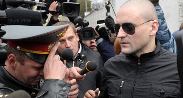 
Sergey Udaltsov outside the Investigatory Committee in Moscow. Photo by Anton Tushin/Ridus.ru
