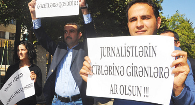 Journalists at protest in front of the OJSC "Qasid" in Baku, October 18, 2012. Courtesy of the http://www.irfs.az