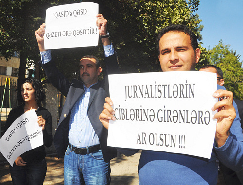 Journalists at protest in front of the OJSC "Qasid" in Baku, October 18, 2012. Courtesy of the http://www.irfs.az