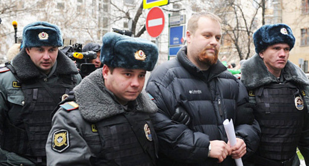 Police detaining Dmitry Demushkin, the leader of the nationalist movement "Russians", at the Zamoskvorechye Court, where Rasul Mirzaev was sentenced; Moscow, November 27, 2012. Photo by Anton Belitsky/Ridus.ru