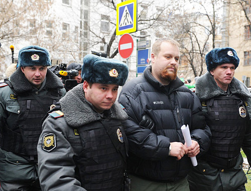 Police detaining Dmitry Demushkin, the leader of the nationalist movement "Russians", at the Zamoskvorechye Court, where Rasul Mirzaev was sentenced; Moscow, November 27, 2012. Photo by Anton Belitsky/Ridus.ru