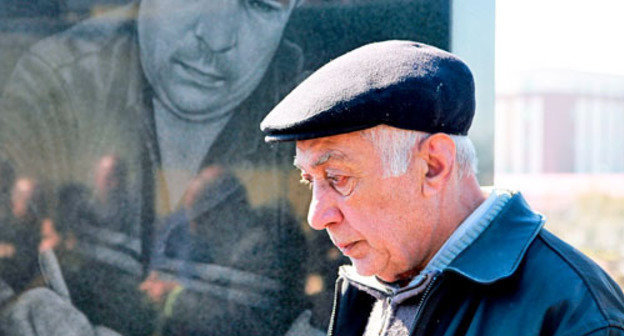 Sabir Guseinov, father of Elmar Guseinov, at the grave of the slain journalist. Baku, March 2, 2013. Photo by Aziz Karimov for the "Caucasian Knot" 