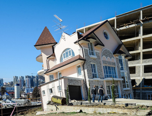 A new dwelling house that got inclined as a result of a collapse of the tunnel in Vinogradnaya Street in Sochi, March 3, 2013. Photo: © Nina Zotova, YUGA.ru