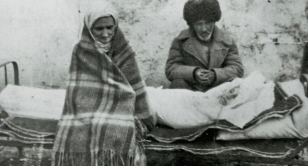 Forced migrants Avdarkhan Cazdiev and his wife Luli Gazdieva (Esieva) with their dead daughter Madina, Kazakhstan, 1946. Photo from http://old.ingushetiyaru.org