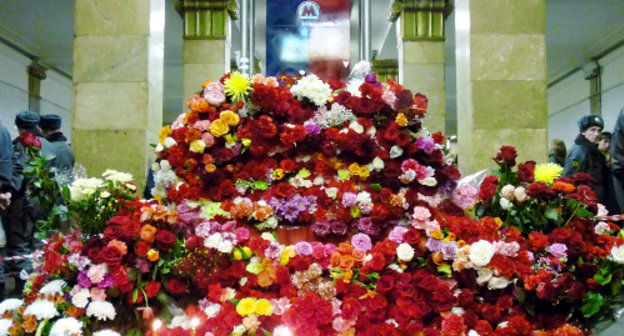 Flowers and candles at the place of terrorist attack at the Moscow metro station "Park Kulturi" on the March 30, 2010. : Georgy Malkov (Skampetsky), http://commons.wikimedia.org