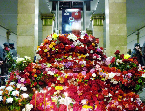 Flowers and candles at the place of terrorist attack at the Moscow metro station "Park Kulturi" on the March 30, 2010. : Georgy Malkov (Skampetsky), http://commons.wikimedia.org