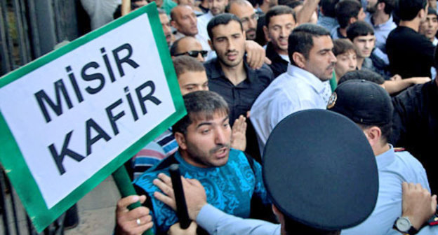 Believers-protesters confront policemen opposite the Ministry of Education of Azerbaijan. Baku, October 5, 2012, Photo by Aziz Karimov for the "Caucasian Knot"