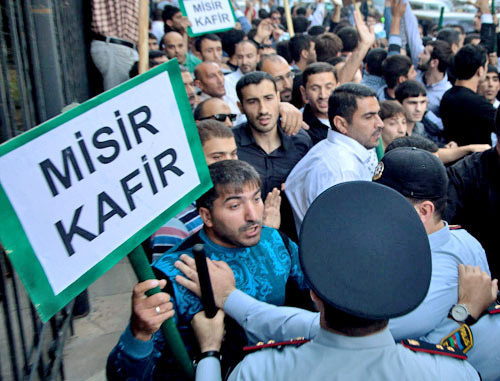 Believers-protesters confront policemen opposite the Ministry of Education of Azerbaijan. Baku, October 5, 2012, Photo by Aziz Karimov for the "Caucasian Knot"