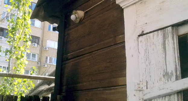 Place of ignition on the wall of the Porfiriev family house at 14 Amurskaya Street' Fortunately, the fire did not reach the wiring; Astrakhan, April 29, 2013. Photo by Elena Grebenyuk for the "Caucasian Knot"