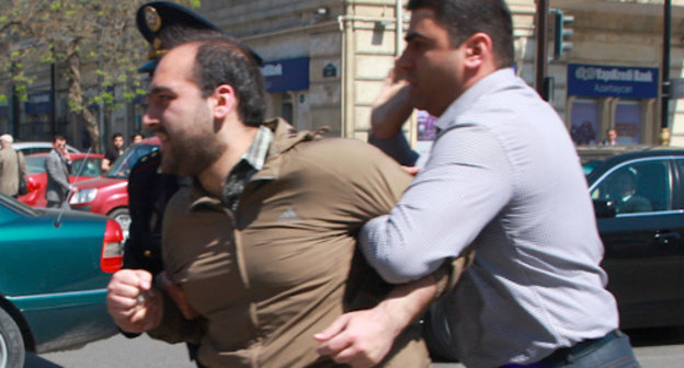 Policemen detain Turgut Gambar, a board member of the "Nida" movement at the action in memory of victims of mass killings in the Oil Academy; Baku, April 30, 2013. Photo by Aziz Karimov for the "Caucasian Knot"