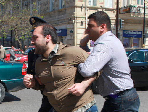 Policemen detain Turgut Gambar, a board member of the "Nida" movement at the action in memory of victims of mass killings in the Oil Academy; Baku, April 30, 2013. Photo by Aziz Karimov for the "Caucasian Knot"