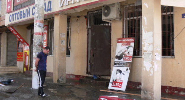 Outside the shop "Interskol" in Irchi Kazak Street after the explosion. Makhachkala, May 1, 2013. Photo by Patimat Makhmudova for the "Caucasian Knot"