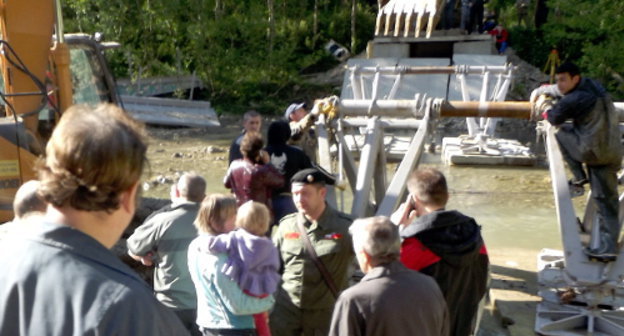 The ChOP employees are confronted by local residents at the TPP construction site. Sochi, Kudepsta, April 29, 2013. Photo by Tatiana Osipova for the "Caucasian Knot" 