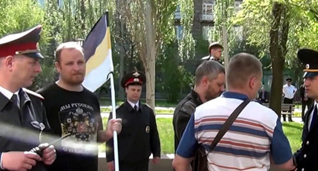 Police stops the column of nationalists and "The Other Russia" during the May Day march in Volgograd. A still from the video at http://nbp-volzhsky.livejournal.com