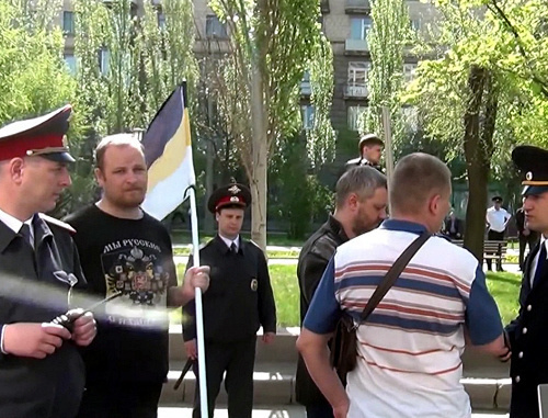 Police stops the column of nationalists and "The Other Russia" during the May Day march in Volgograd. A still from the video at http://nbp-volzhsky.livejournal.com