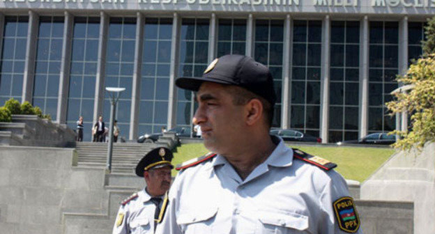 Policemen in front of the parliament building in Baku, Azerbaijan. Photo by Turkhan Kerimov (RFE/RL)