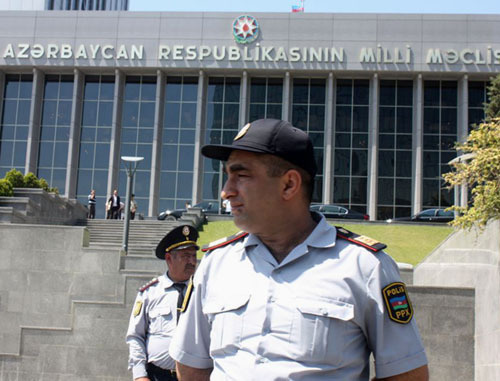 Policemen in front of the parliament building in Baku, Azerbaijan. Photo by Turkhan Kerimov (RFE/RL)