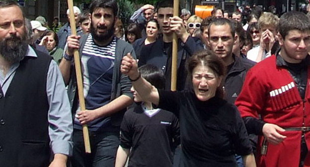 Opponents of the rally in support of sexual minorities marching along Rustaveli Avenue towards Freedom Square; Tbilisi, May 17, 2013. Photo by Edita Badasyan for the "Caucasian Knot"