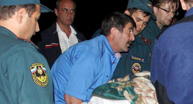 Victims of the terror act in Gamzatov Avenue are taken into the aircraft of the Ministry for Emergencies (MfE) for transporting to Moscow; Makhachkala, May 26, 2013. Courtesy of the press service of the Chief Department for the Republic of Dagestan of the MfE, 05.mchs.gov.ru