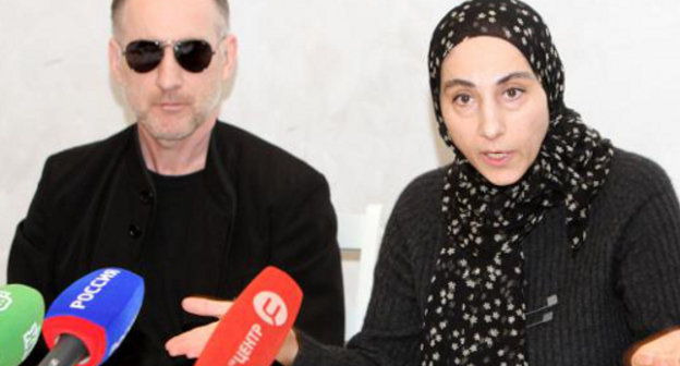 Anzor Tsarnaev and Zubeidat Tsarnaeva at a press conference in the office of the "Chernovik" newspaper; Makhachkala, April 25, 2013. Courtesy of the http://chernovik.net