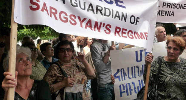 The ANK protest in front of the Hotel "Marriott". Yerevan, May 31, 2013. Photo by Armine Martirosyan for the "Caucasian Knot"