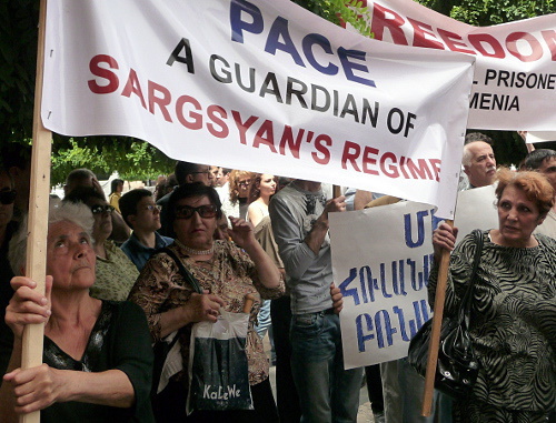 The ANK protest in front of the Hotel "Marriott". Yerevan, May 31, 2013. Photo by Armine Martirosyan for the "Caucasian Knot"