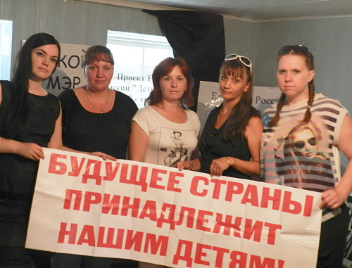 Participants of the protest hunger strike Olga Cheburakova, Ekaterina Romashkina, Tatiana Sviridova, Yulia Yamnova, Irina Kharkova with a poster: "Country's Future Belongs to Children!" Volgograd, May 31, 2013. Photo by Tatiana Filimonova for the "Caucasian Knot"