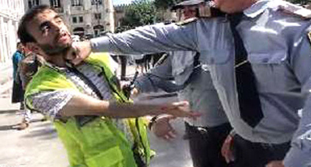 Policeman has hit the journalist who covered a solidarity action with ongoing demonstrations in Turkey in defence of local activists; Baku, June 3, 2013. Courtesy of the http://news.am/