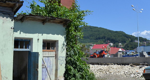 Utilities belonging to the residents of apartment block #5a in Akatsij Street which are to be demolished according to the judgement of the court. In the background we can see construction work of the federal highway M-27 Dzhubga-Sochi. Sochi, June 2, 2013. Photo by Svetlana Kravchenko for the "Caucasian Knot".