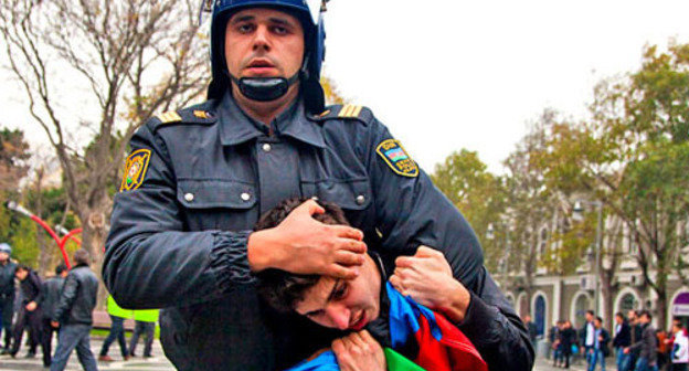 Police prevented opposition supporters from holding an uncoordinated rally. Baku, November 17, 2012. Photo by Aziz Karimov for the "Caucasian Knot".