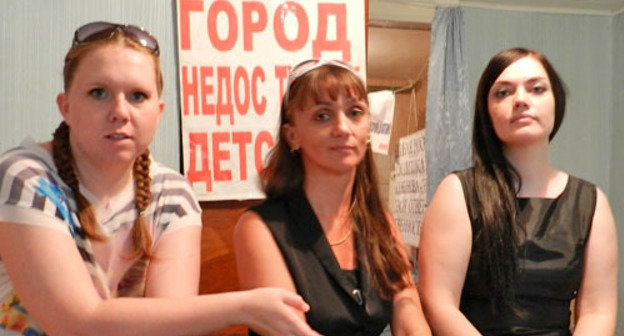 The participants of the three-day hunger strike for disabled children's rights. Volgograd, May 31, 2013. Photo by Tatyana Filimonova for the "Caucasian Knot".