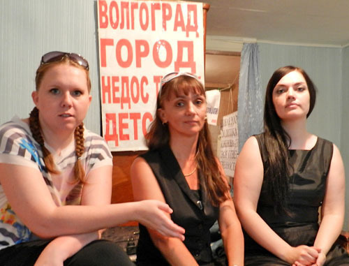 The participants of the three-day hunger strike for disabled children's rights. Volgograd, May 31, 2013. Photo by Tatyana Filimonova for the "Caucasian Knot".