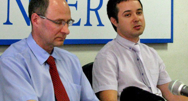 Victor Zhenkov (on the left) and Kirill Kravchenko at the press conference dedicated to the case of 16 Jehovah's Witnesses from Taganrog. Moscow, June 3, 2013. Photo by Natalya Kraynova for the "Caucasian Knot".