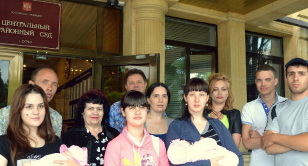 The family of Dzyuba-Belyanchikov-Sukharev in front of the Tsentralny District Court Sochi. June 4, 2013. Photo by Svetlana Kravchenko for the "Caucasian Knot".