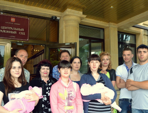 The family of Dzyuba-Belyanchikov-Sukharev in front of the Tsentralny District Court Sochi. June 4, 2013. Photo by Svetlana Kravchenko for the "Caucasian Knot".