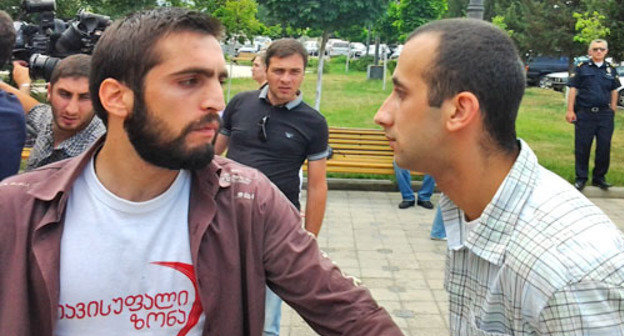 Activists of the NGO "Free Zone" Georgy Rukhaya (to the right) and Irakly Kvirtskhiya in the demonstration against actions of Russian border guards on the border with South Ossetia. Tbilisi, June 7, 2013. Photo by Beslan Kmuzov for the "Caucasian Knot".