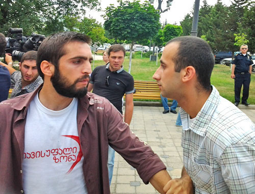 Activists of the NGO "Free Zone" Georgy Rukhaya (to the right) and Irakly Kvirtskhiya in the demonstration against actions of Russian border guards on the border with South Ossetia. Tbilisi, June 7, 2013. Photo by Beslan Kmuzov for the "Caucasian Knot".