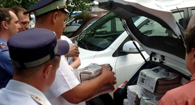 Confiscation of the paper-leaflet "For Navalny" circulation. Krasnodar, June 6, 2013. Photo by Igor Kharchenko