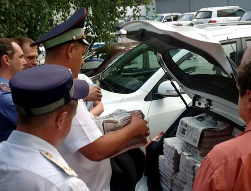 Confiscation of the paper-leaflet "For Navalny" circulation. Krasnodar, June 6, 2013. Photo by Igor Kharchenko