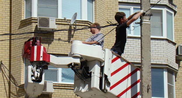 Unidentified persons cut the power cable running to the the house of the Porfirievs in Amurskaya Street, 14. Photo by Yelena Grebenyuk for the "Caucasian Knot".