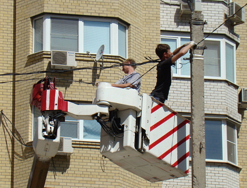 Unidentified persons cut the power cable running to the the house of the Porfirievs in Amurskaya Street, 14. Photo by Yelena Grebenyuk for the "Caucasian Knot".