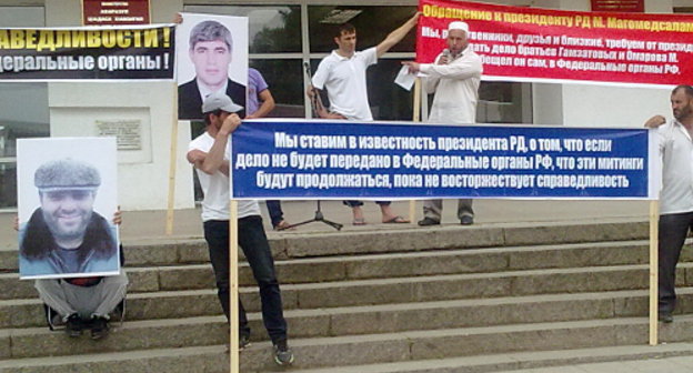 Relatives of Gamzatov brothers demand a fair inquiry into their murder; Makhachkala, May 24, 2012. Photo by Akhmed Magomedov for the "Caucasian Knot"