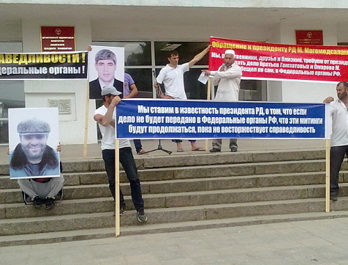 Relatives of Gamzatov brothers demand a fair inquiry into their murder; Makhachkala, May 24, 2012. Photo by Akhmed Magomedov for the "Caucasian Knot"