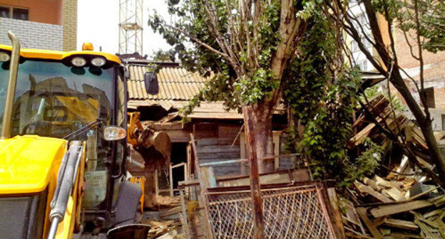 On June 13, the house of the Porfiriev family in Astrakhan was approached by an excavator, and, despite the protests of policemen, began demolishing the house, inside which there were people, the eyewitnesses of the incident told the "Caucasian Knot" correspondent.