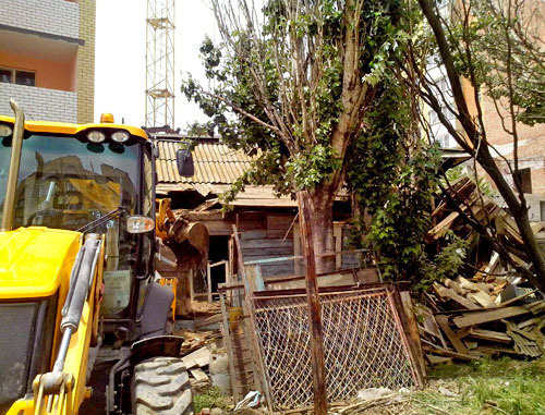 On June 13, the house of the Porfiriev family in Astrakhan was approached by an excavator, and, despite the protests of policemen, began demolishing the house, inside which there were people, the eyewitnesses of the incident told the "Caucasian Knot" correspondent.