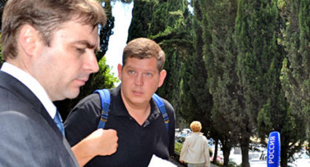 Nikolai Yarst (to the right) and advocate Aleksandr Popkov. Sochi, June 3, 2013. Photo by Svetlana Kravchenko for the "Caucasian Knot"